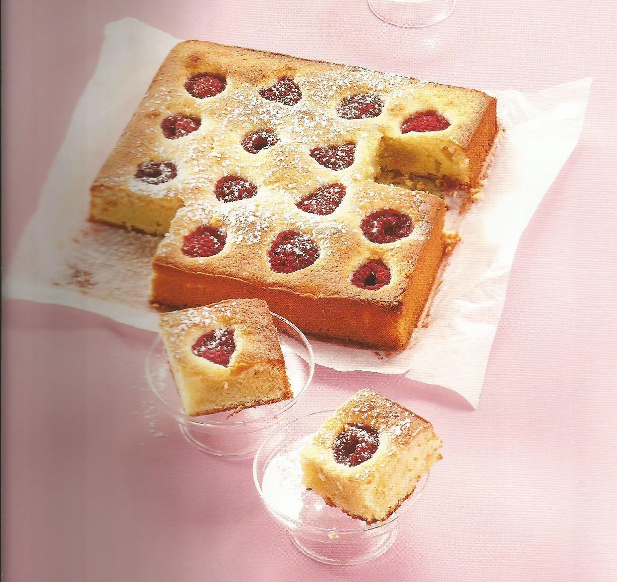 Framboises sur biscuit moelleux à la rose